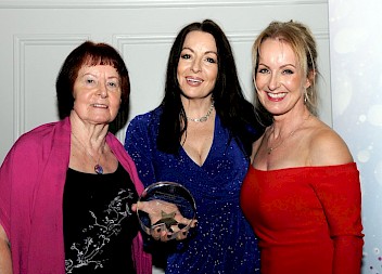 Caroline Moore with her sister Annette and their proud mum 